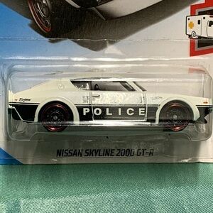 Nissan Skyline 2000 GT-R Police Car - White HW Rescue Hot Wheels